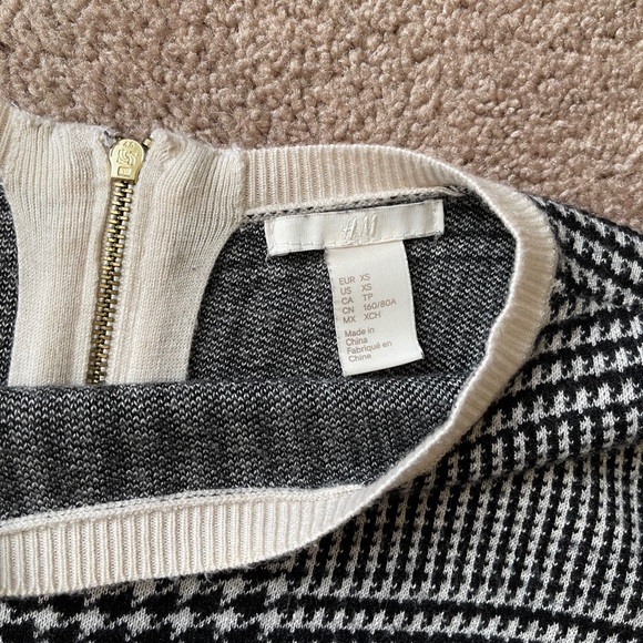 H&M plaid/houndstooth black/crime sweater - Picture 3 of 3
